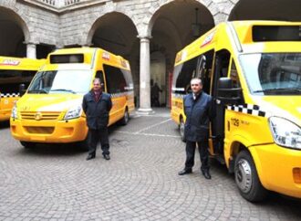 Milano. In servizio i primi minibus ibridi utilizzati per il Radiobus a chiamata di Atm