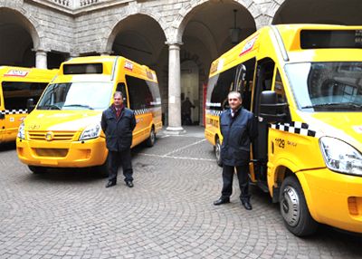 Milano. In servizio i primi minibus ibridi utilizzati per il Radiobus a chiamata di Atm