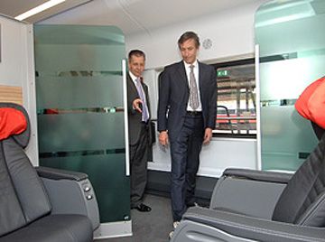 Bolzano. Widmann ispeziona il nuovo treno delle ferrovie austriache: ipotesi per i collegamenti internazionali