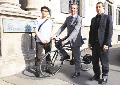 Milano. Mobilità ciclabile ibrida: presentata all’assessore Massari la bici con pedalata assistita progettata al MIT di Boston