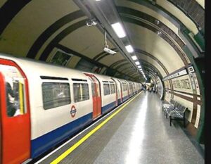 Londra. La metro ferma per 24 ore: il personale della London Underground incrocia le braccia contro i tagli