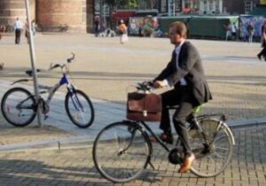 Bologna. Il Comune invita i dipendenti all’uso della bici