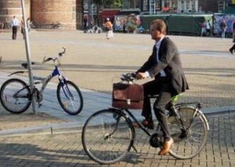Bologna. Il Comune invita i dipendenti all’uso della bici