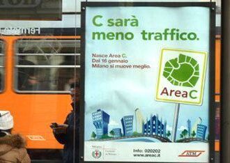 Milano. Area C: la Giunta comunale a piedi o in bicicletta