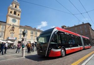 Parma. Tep presenta nuovo ebus, primo dei 9 filobus lunghi 18 metri
