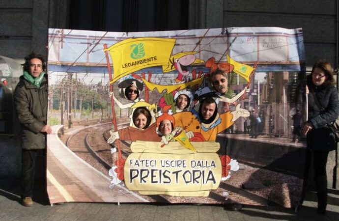 “Fateci uscire dalla preistoria” blitz di protesta di Legambiente a Genova