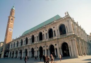 Vicenza: “Il bus a chiamata non serve”