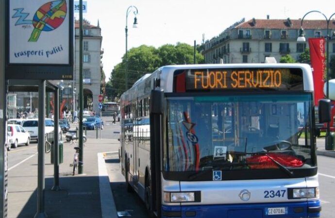 Torino: con i tagli soppressa una linea su tre