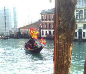 Bus a passo d’uomo contro i tagli
