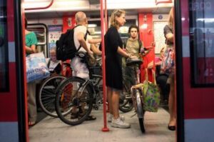 Milano, via libera alle bici sul tram