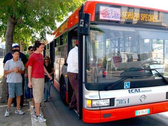 Bari, sui bus tornano i «bigliettai»