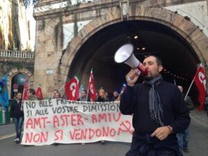 Amt Genova, lavoratori in corteo irrompono in Comune
