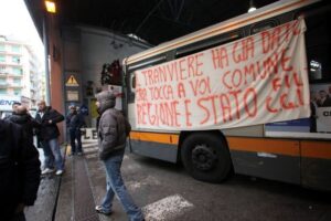 Genova si blocca: bus in rimessa, lavoratori in corteo