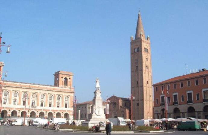 Forlì, sosta gratis e “app”: il centro storico apre le porte