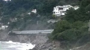 Frana sui binari, treno deragliato ad Andora: tragedia sfiorata