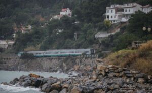 Deragliamento treno, Vesco a Trenitalia e Rfi: “Subito servizi sostitutivi adeguati”