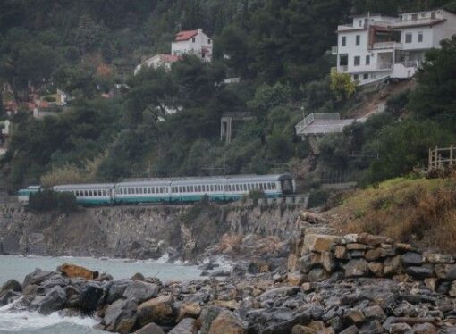 Deragliamento treno, Vesco a Trenitalia e Rfi: “Subito servizi sostitutivi adeguati”