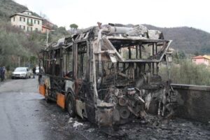 Genova, autobus in fiamme