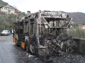 Genova, autobus in fiamme
