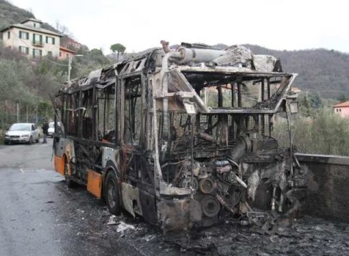 Genova, autobus in fiamme