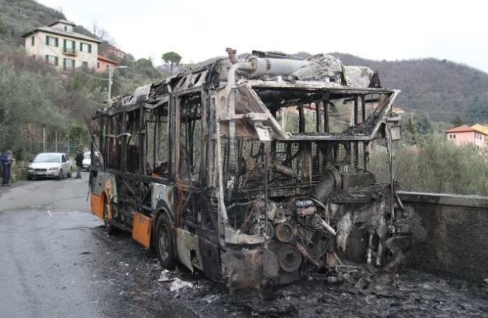 Genova, autobus in fiamme