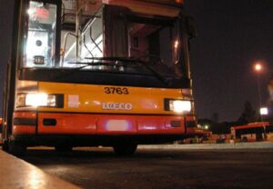 Ubriachi picchiano gli autisti e s’impossessano del bus
