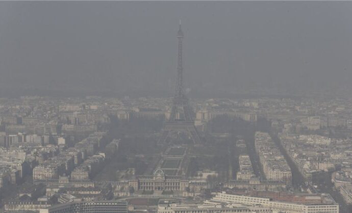 Parigi smog oltre soglia: mezzi pubblici, bike e car sharing gratis per tutti