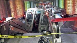 Chicago: treno deraglia in stazione e finisce sulle scale mobili