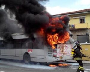 Autobus va a fuoco, autista salva 80 persone