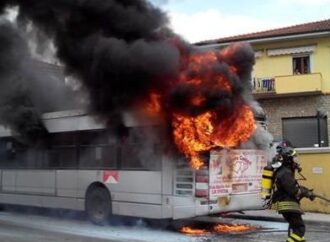 Autobus va a fuoco, autista salva 80 persone