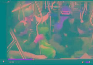 Ladro fermato da coraggiosi passeggeri in autobus (video)