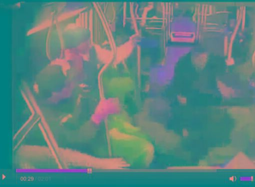 Ladro fermato da coraggiosi passeggeri in autobus (video)
