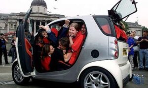 Imprenditore impone la mobilità condivisa: chi arriva in auto da solo è licenziato