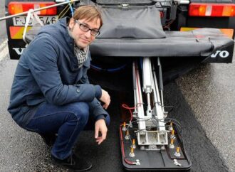 Strada elettrica Volvo ‘ricarica’ bus elettrico in corsa