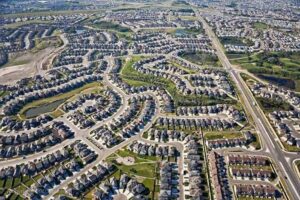 Eurispes: “urban sprawl” ha spostato la domanda da trasporto pubblico a privato