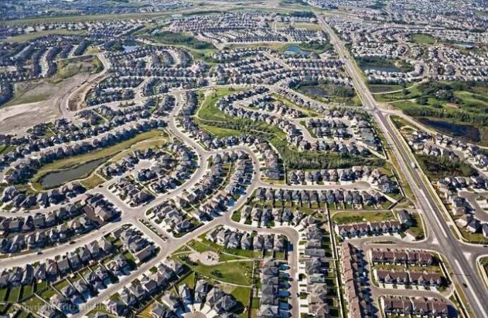 Eurispes: “urban sprawl” ha spostato la domanda da trasporto pubblico a privato