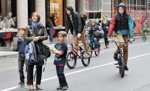 Elogio dei pedoni. Camminare è rivoluzionario?