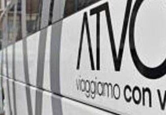 In dieci senza biglietto sul bus, controllore accerchiato e picchiato