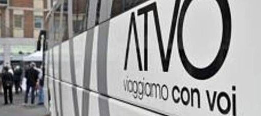 In dieci senza biglietto sul bus, controllore accerchiato e picchiato