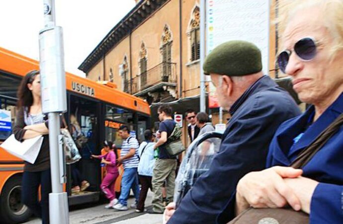 Bari, gli anziani viaggiano gratis su tutti gli autobus dell’Amtab