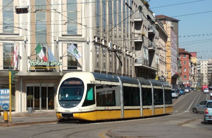 Due aggressioni alle fermate del tram Atm