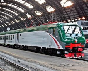 Trenord, la guerra per bande che pagano i pendolari