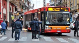 Malore sul bus, investe 20 auto in sosta