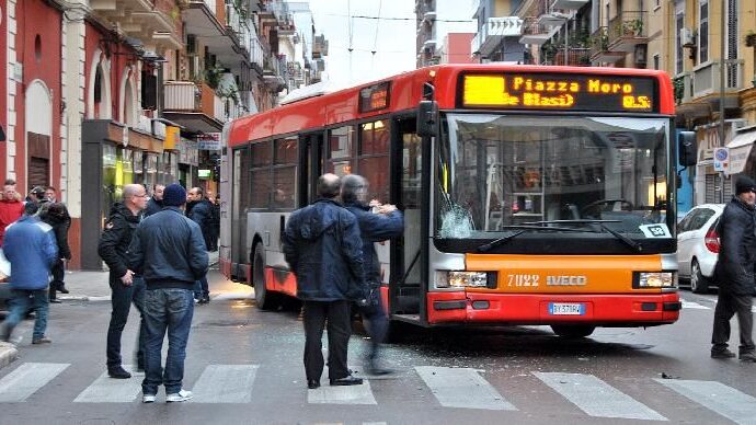 Malore sul bus, investe 20 auto in sosta