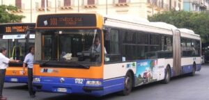Palermo, rissa tra 10 ragazzi sul bus, controllore in ospedale