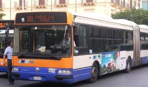 Palermo, rissa tra 10 ragazzi sul bus, controllore in ospedale
