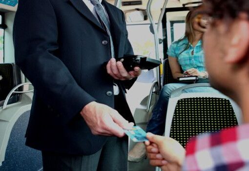 Bus scolastici, tutor all’entrata del bus per ridurre l’evasione