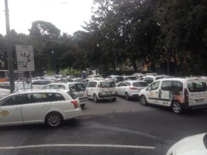 Tassisti in sciopero? Uber rilancia: corse gratuite ai genovesi