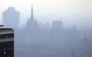 L’aria di Milano peggiora: superati i limiti Ue