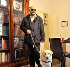 Guide vocali, cani guida e disability manager: l’autobus per ipovedenti